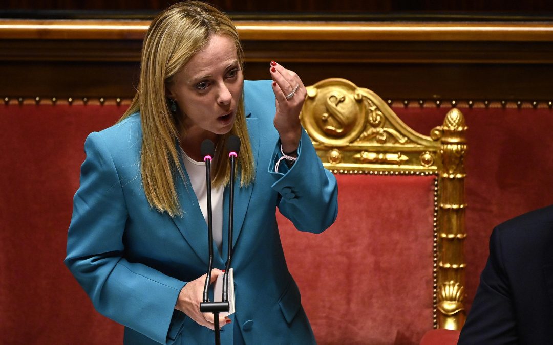 Caso Almasri, l’opposizione blocca il Parlamento. Meloni: «Dritti per la nostra strada»