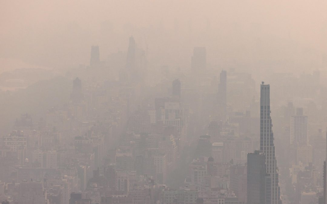 New York, la città immersa nella foschia arancione degli incendi canadesi