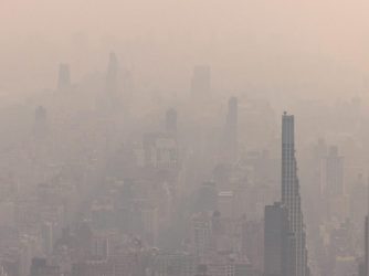 New York, la città immersa nella foschia arancione degli incendi canadesi
