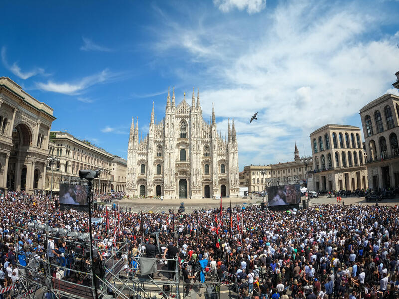 Piazza duomo, Milano: 15mila per dire addio a Silvio Berlusconi. Il funerale è stato seguito grazie all’installazione di due maxi-schermi che riprendevano l’interno della Cattedrale – Fonte: ANSA