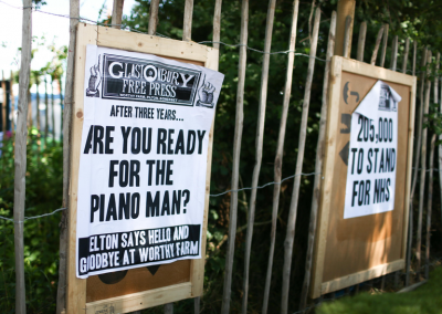 L'inizio e la fine di Elton John in Uk. L'artista aveva annunciato che la sua prima esibizione a Glastonbury sarebbe stata anche l'ultima nel Regno Unito. Tutti i suoi fan sono accorsi per vedere e partecipare all’ultima esibizione del famoso "Piano man".