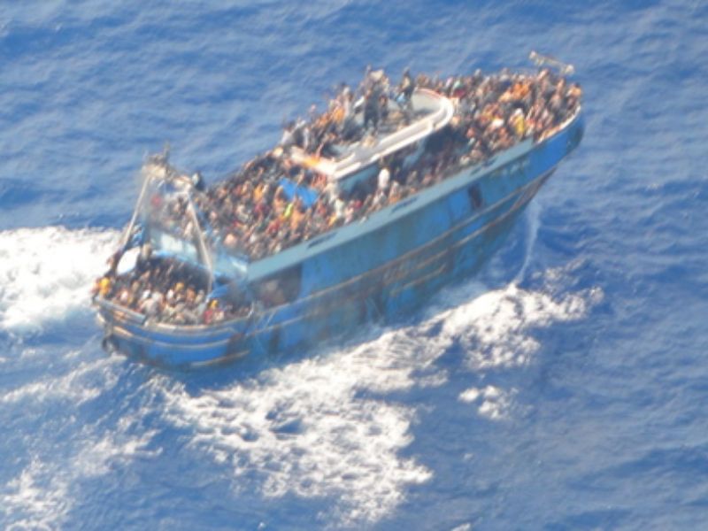 Migranti: naufragio al largo della Grecia. Un superstite: almeno 100 bambini chiusi nella stiva