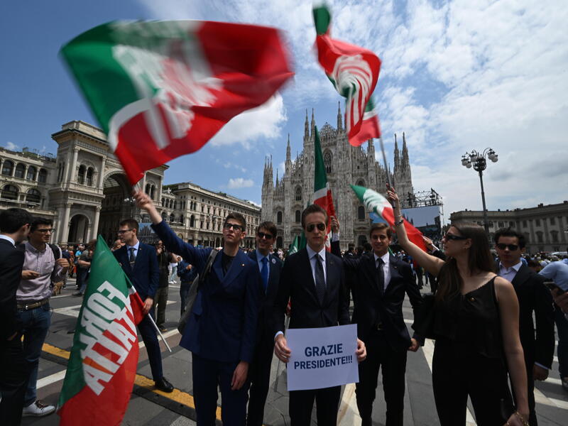 Sostenitori di Forza Italia fuori dal Duomo – Fonte: ANSA