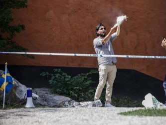 Svezia: due dimostranti bruciano il Corano, ira mondiale dei musulmani