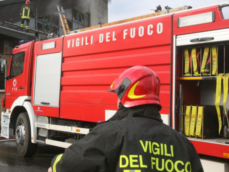 Trieste, incendio in una casa: morta una donna, evacuato il palazzo