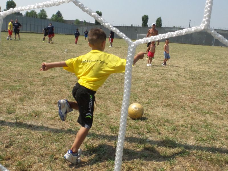 Partita con mamma e papà, i genitori detenuti in campo insieme ai loro figli