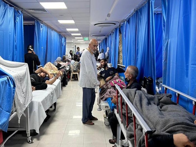 Gaza: si combatte intorno agli ospedali, l’Onu: «Ad Al-Shifa morti tre infermieri»