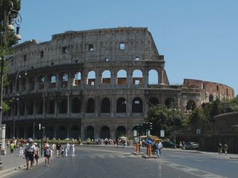 Rocca di Papa, scuolabus finisce fuori strada: tre bambini feriti