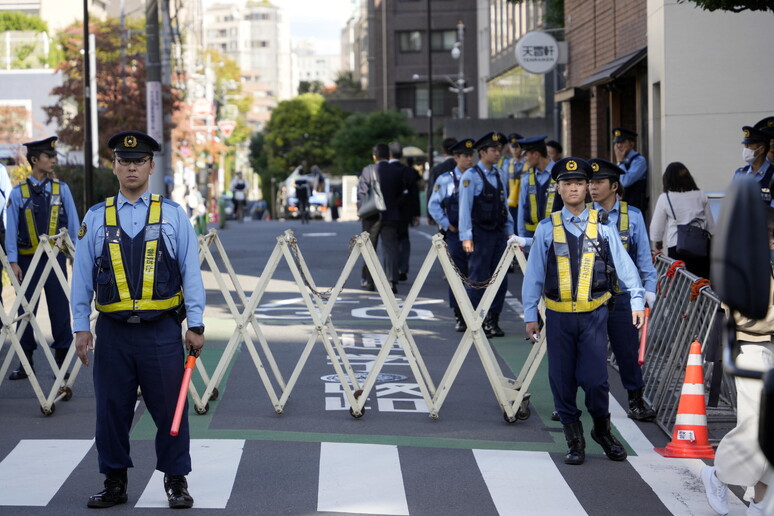 Tokyo, auto si schianta vicino all’ambasciata israeliana