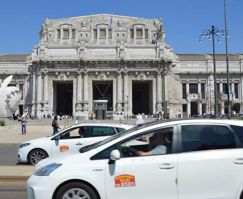 Carenza di taxi, il sindaco Sala: «Faremo un bando per 450 nuove licenze»