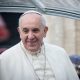 Il Papa: sì ai battesimi per transessuali e figli di coppie gay