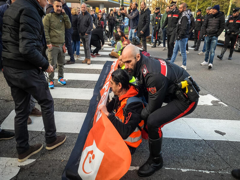 Ultima generazione, blocchi stradali a Milano e a Cagliari