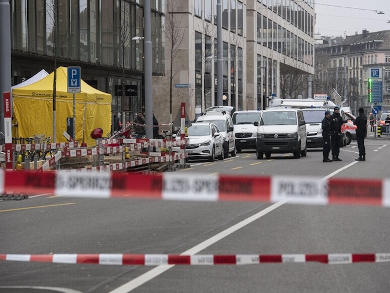 Sparatorie a Sion: uccide due persone. Il killer in fuga