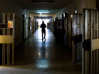 Cesare Battisti chiede di vedere i parenti delle vittime: potrebbe avere permessi premio