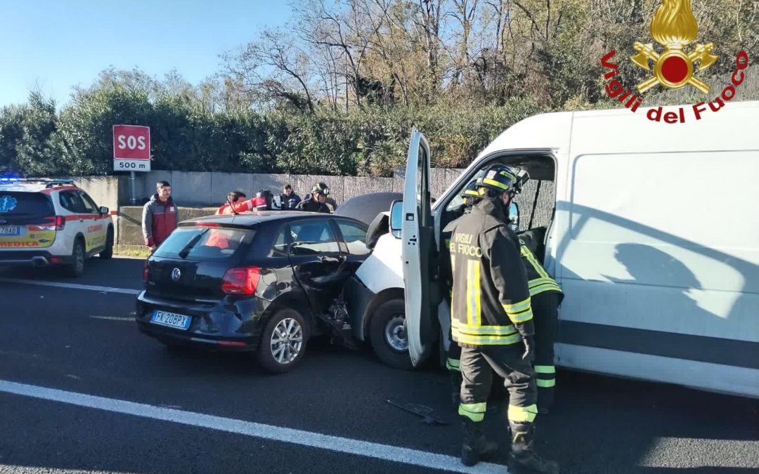 Roma, tamponamento a catena sul raccordo: un morto e 6 feriti