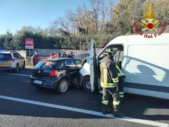 Roma, tamponamento a catena sul raccordo: un morto e 6 feriti