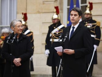 È il turno del giovane Attal: perché in Francia i primi ministri cambiano così spesso