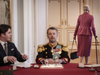 Margherita II toglie la corona: l’Europa dice addio alla sua ultima regina