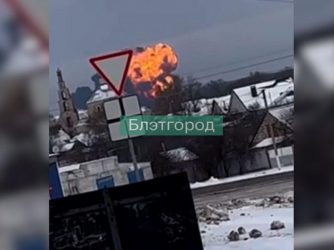 Velivolo russo precipitato, scontro tra Kiev e Mosca: l’Ucraina avvia un’indagine