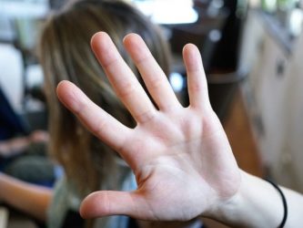 Cerca di strangolare la moglie, denunciato un 65enne