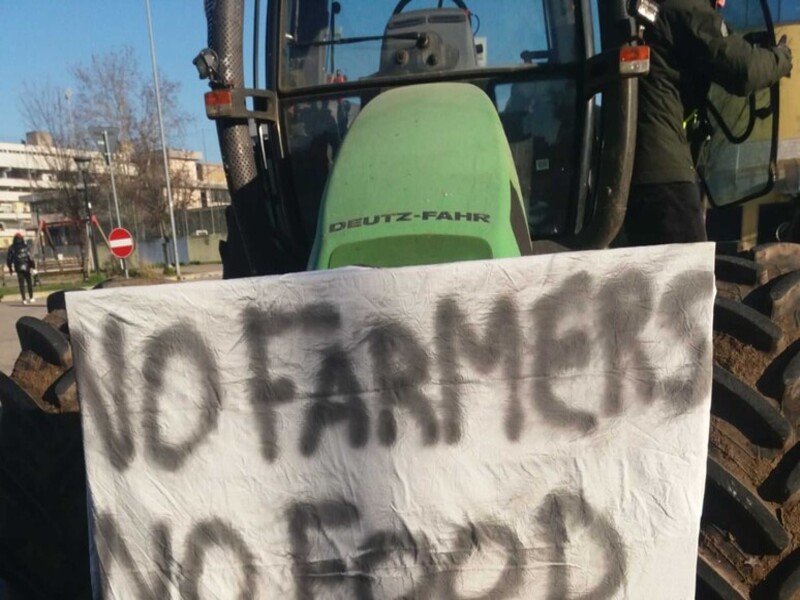 Proteste agricoltori, in piazza contro tagli ai sussidi e politiche green dell’Ue