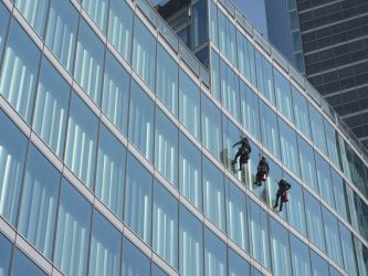 Grattacieli: quando la manutenzione diventa acrobazia