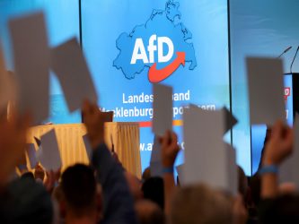 Germania: approvata la mozione anti-migranti. Crolla il «cordone sanitario» contro l’estrema destra