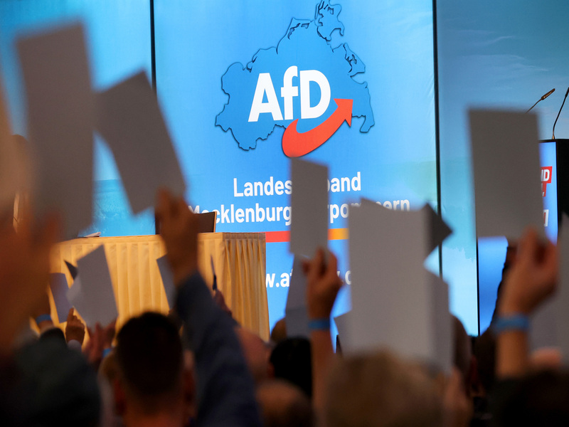 Germania: approvata la mozione anti-migranti. Crolla il «cordone sanitario» contro l’estrema destra