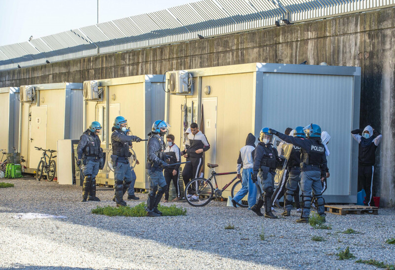 Ancora violenza nel Cpr di via Corelli. Il consigliere regionale Paladini: «Ispezione bloccata dalla polizia»