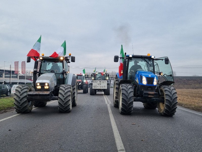 Protesta dei trattori: «Oggi in marcia verso il Pirellone»