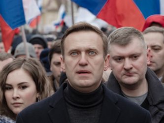 Navalny: controinformazione anti-Putin: «Ucciso con pugno al cuore, tecniche da Kgb»