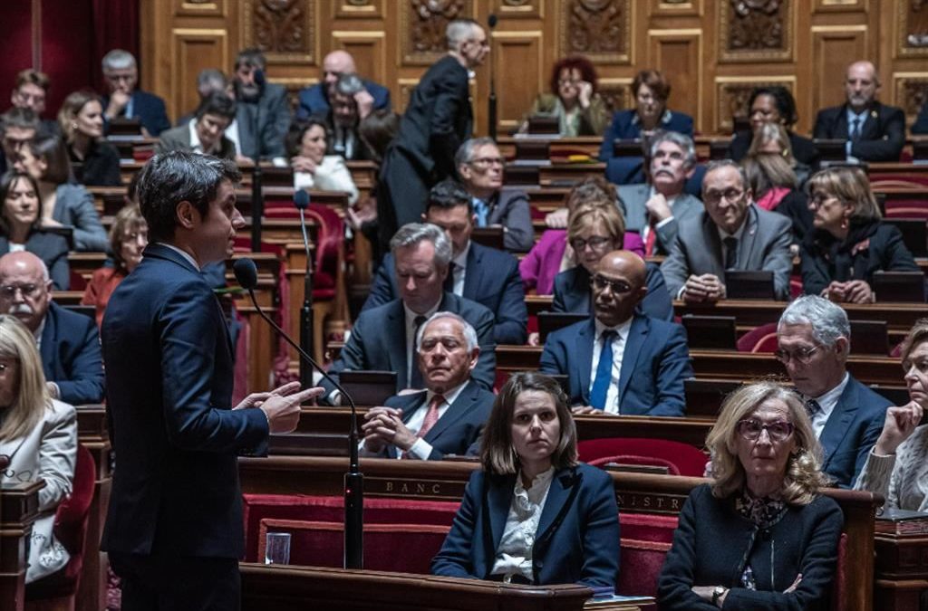 Francia, il Senato dice sì al diritto all’aborto in Costituzione