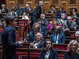 Francia, il Senato dice sì al diritto all’aborto in Costituzione