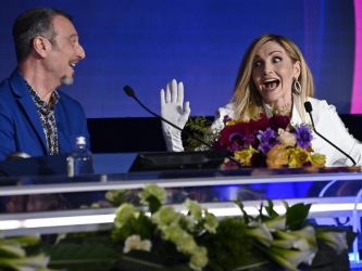 Sanremo, via alla serata delle cover. Grande attesa per Lorella Cuccarini