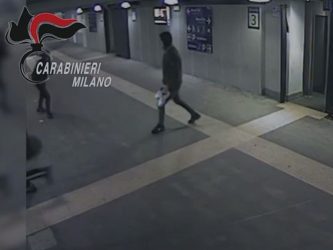 Lo picchiano e gli rubano anche le scarpe, arrestati due 18enni