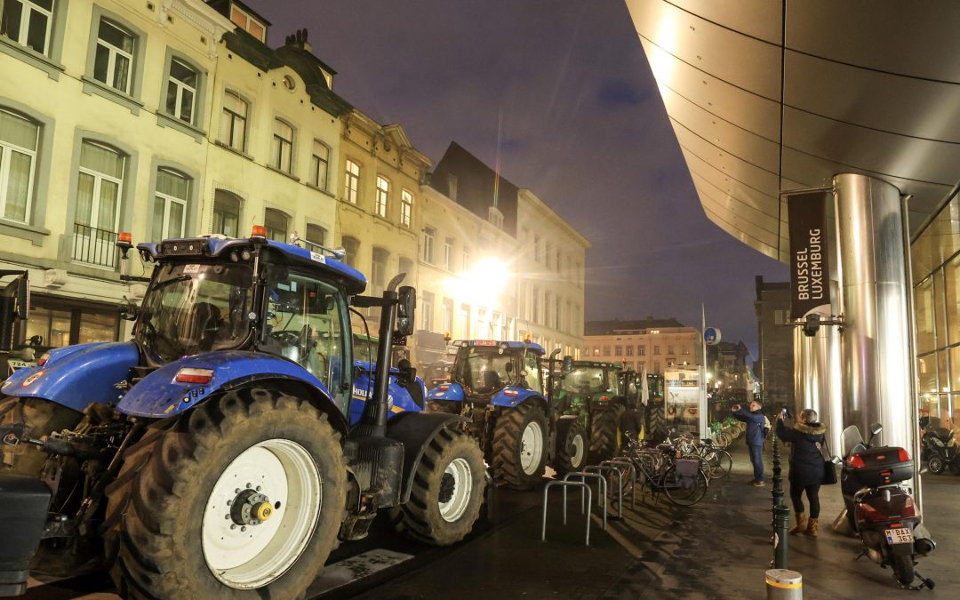 Agricoltori in protesta, mille trattori schierati davanti al Parlamento di Bruxelles