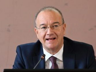 No ai cellulari nei licei da settembre 2025: l’Italia si allinea all’Europa