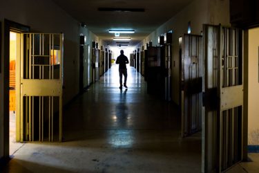 Foggia, due detenuti pestati in carcere: arrestati 10 agenti