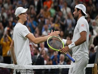 Wimbledon, Sinner batte Berrettini al secondo turno. Spettacolo tra i due campioni italiani
