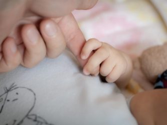 Gestazione per altri: sì in Senato al “reato universale”