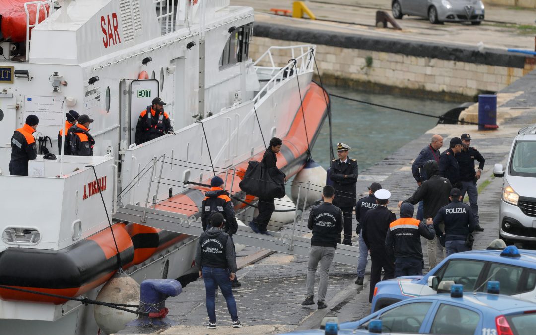 Decreto flussi, la proposta di spostare il caso migranti alla Corte d’Appello. Opposizione: mascherano fallimento