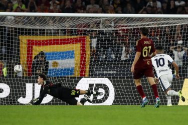 Alta classifica invariata, goleada viola a Lecce