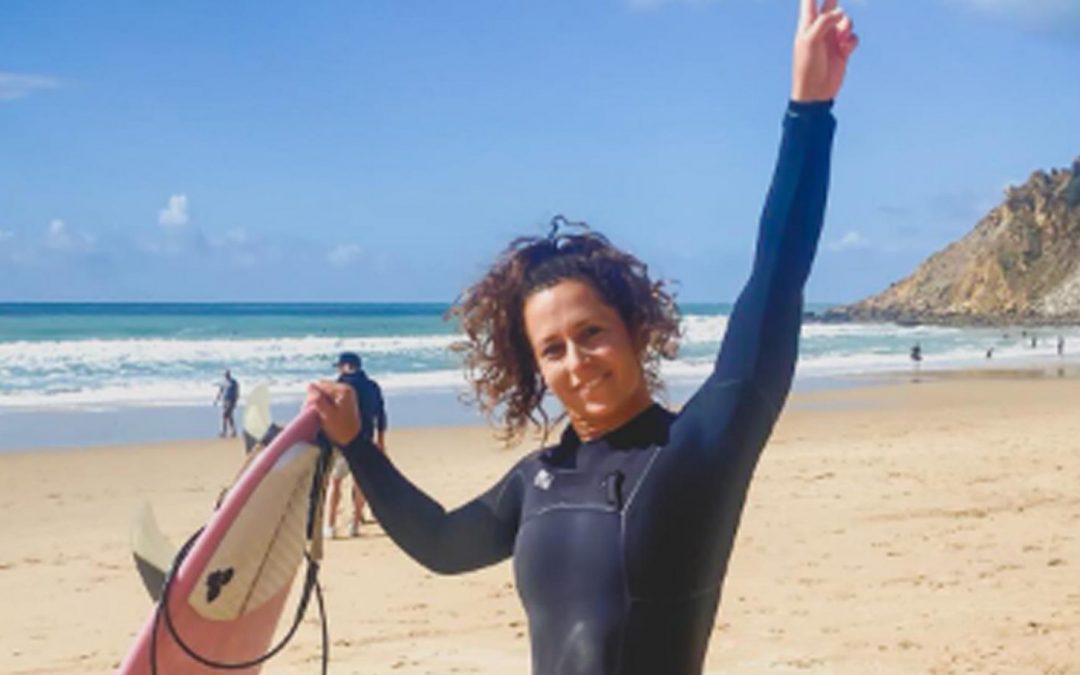 Morta l’influencer Giulia Manfrini: attaccata da un marlin mentre faceva surf in Indonesia