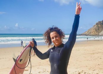 Morta l’influencer Giulia Manfrini: attaccata da un marlin mentre faceva surf in Indonesia