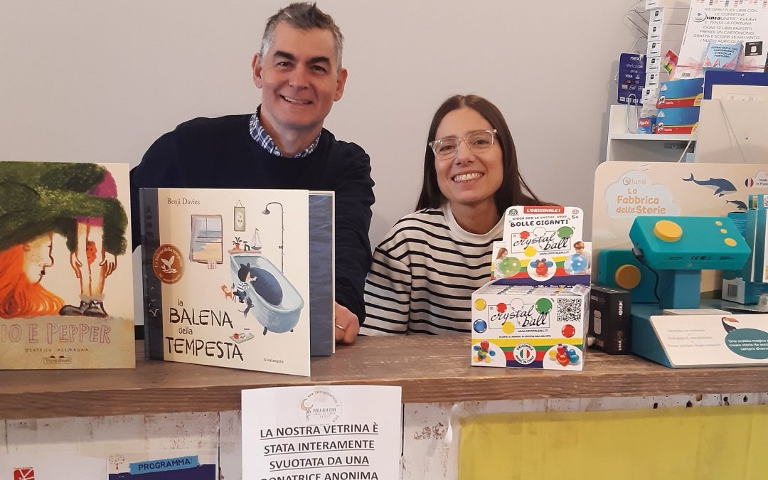 Anonima benefattrice svuota la vetrina di una libreria indipendente: «Libri donati alle scuole»