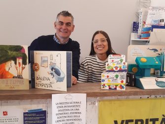 Anonima benefattrice svuota la vetrina di una libreria indipendente: «Libri donati alle scuole»