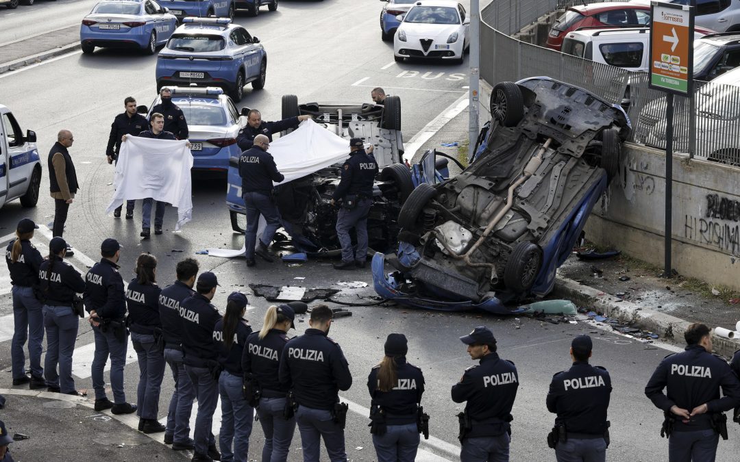 Polizia, incidente tra due volanti: morto un agente, tre in codice rosso