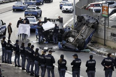 Polizia, incidente tra due volanti: morto un agente, tre in codice rosso