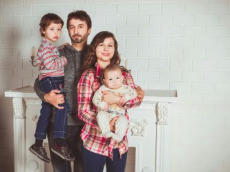 Nascite in calo e costi in aumento: 748mila famiglie con minori in povertà assoluta