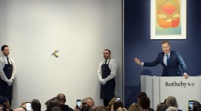 Venduta per 5,2 milioni di dollari la banana di Cattelan